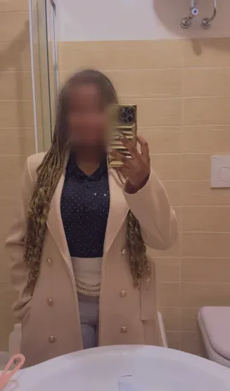 Ella, 27